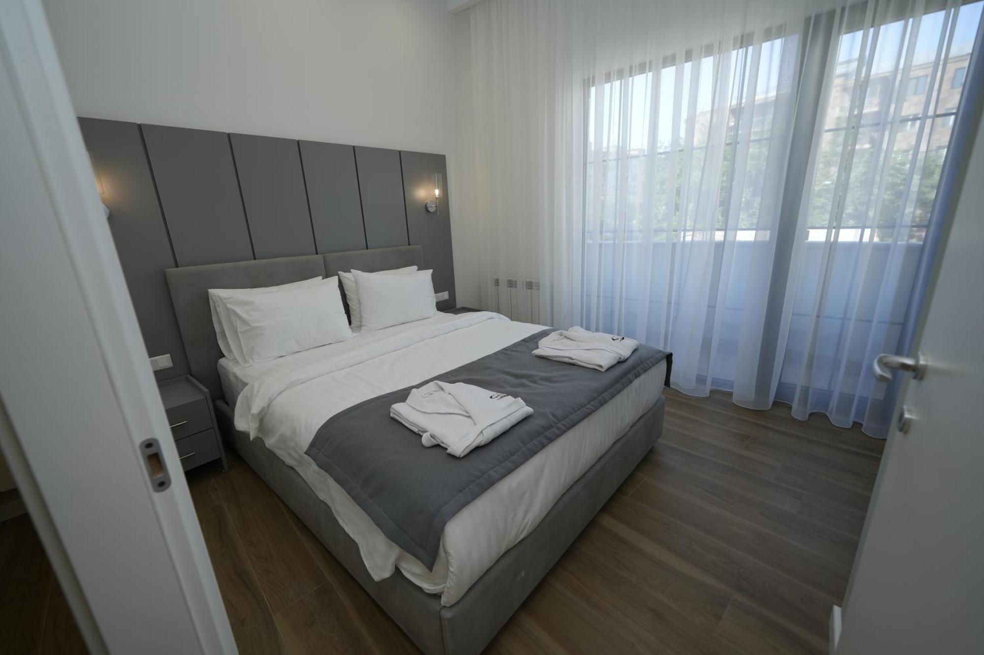 Ser In Hotel Jereván Kültér fotó